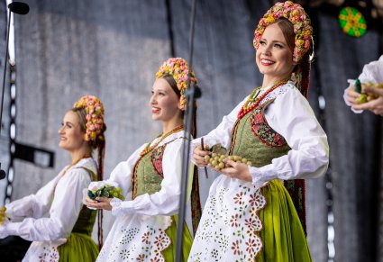 Artystki baletu w kostiumach lubuskich, podczas "Lubuskiego winobrania"