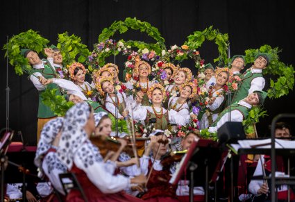 Artyści baletu podczas "Lubuskiego winobrania", w kostiumach lubuskich