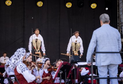 Artyści podczas tańców góralskich, w kostiumach podhalańskich