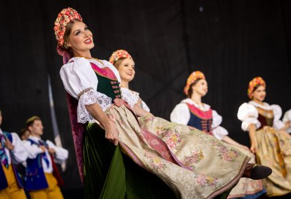Zbliżenie na artystki baletu w kostiumach rozbarskich