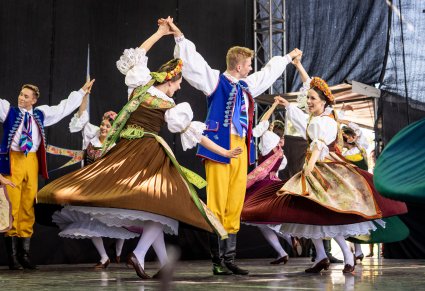 Artyści baletu, podczas tańca w kostiumach rozbarskich