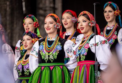 Solistki chóru podczas wykonania piosenki "Dwa serduszka"