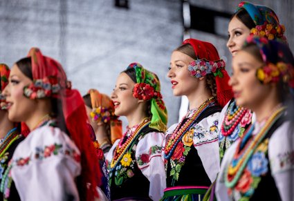 Zbliżenie na chórzystki w kostiumach łowickich