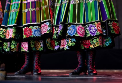 Zbliżenie na część kostiumu łowickiego - spódnice i buty artystek