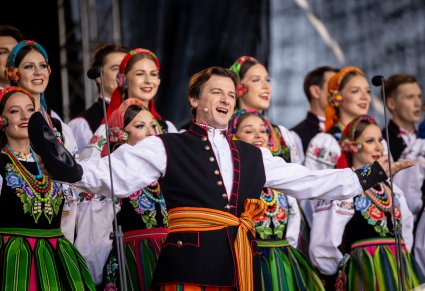 Artysta chóru, w kostiumie łowickim podczas wykonywania "Furmana"