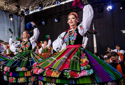 Artyski baletu w kostiumach łowickich, podczas wykonywania "Łowiczanki"