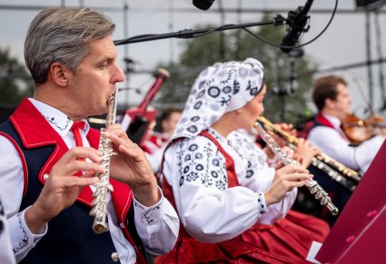 Zbliżenie na flecistów orkiestry, w kostiumach wilanowskich