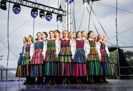 Artyści baletu w kostiumach opoczyńskich