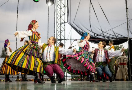 Oberek opoczyński i artyści baletu w opoczyńskich kostiumach