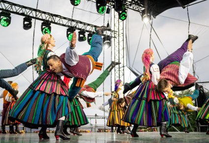 Artyści baletu podczas tańca oberka opoczyńskiego, w kostiumach opoczyńskich