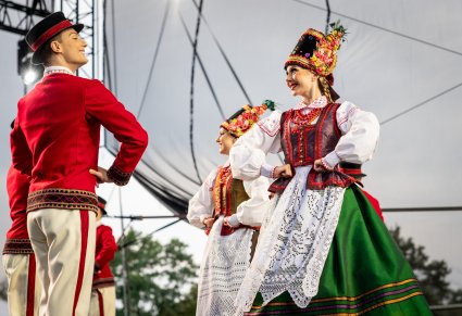 Tańce kurpiowskie - artyści baletu w kostiumach kurpiowskich