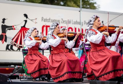 Zbliżenie na skrzypaczki w kostiumach wilanowskich