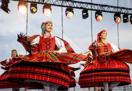 Zbliżenie na tancerki w kostiumach sieradzkich