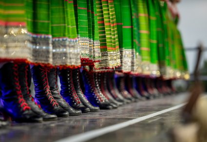 Zbliżenie na elementy kostiumu kurpiowskiego - spódnice i buty