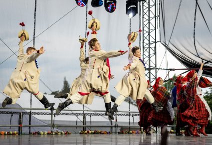 Tancerze baletu w kostiumach łańcuckich, podcas tańca na scenie
