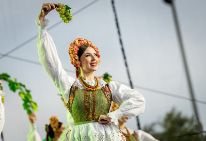 Tancerka w kostiumie lubuskim podczas tańca "Lubuskie winobranie"