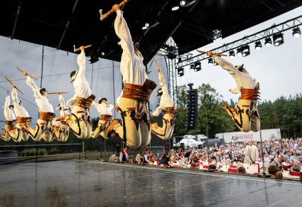 Tańcerze baletu podczas tańców góralskich, w kostiumach podhalańskich