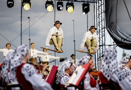 Tancerze baletu podczas tańców góralskich, w kostiumach podhalańskich