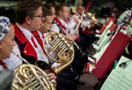 Zbliżenie na muzyków instrumentów dętych podczas koncertu