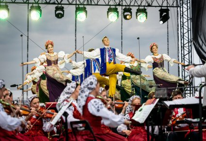 Tancerze baletu podczas tańców rozbarskich, poniżej część orkiesty w kostiumach wilanowskich