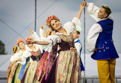 Artyści baletu podczas ta nców rozbarskich, w kostiumach rozbarskich