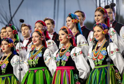 Chór w kostiumach łowickich na scenie