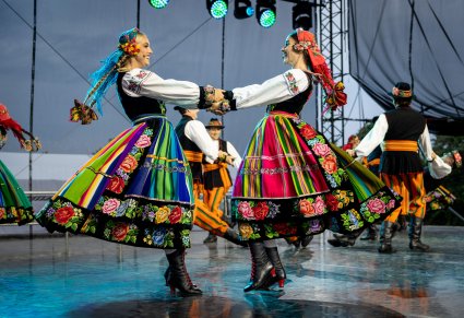 Artystki baletu podczas tańca w kostiumach łowickich