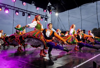 Artyści baletu podczas tańca w kostiumach sannickich