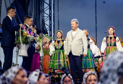 Przekazanie kwiatów na ręce Dyrektora zespołu