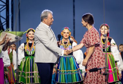 Dyrektor zespołu obierający gratulacje po koncercie