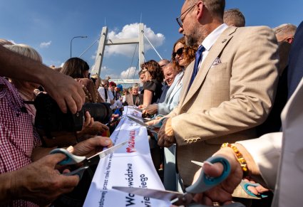Moment przecięcia wstęgi na oficjalnym otwarciu mostu na Narwi w gminie Rzewnie