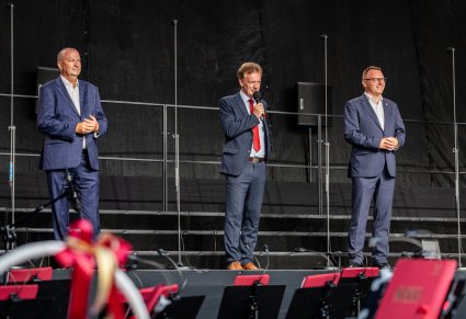 Na scenie Organizatorzy Wydarzenia w Gminie Rzewnie wraz z zaproszonymi gośćmi