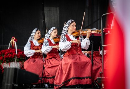 Zbliżenie na trzy skrzypaczki w kostiumach wilanowskich