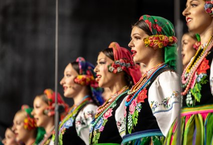 Zbliżenie na Artystki Chóru w kostiumach łowickich