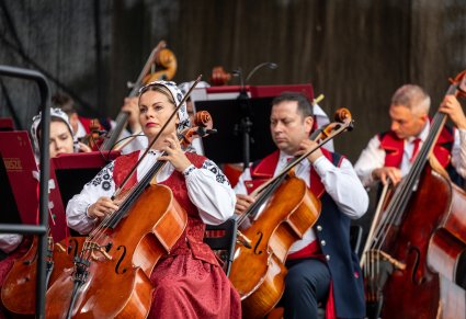 Zbliżenie na Kontrabasistów w kostiumach wilanowskich
