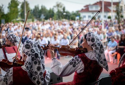 Zbliżenie na Artystki Orkiestry w kostiumach wilanowskich grające na skrzypcach