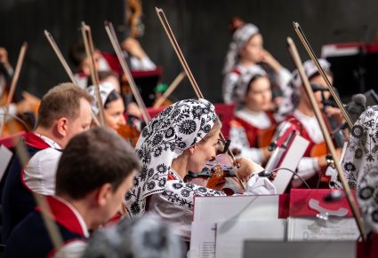 Zbliżenie na Artystów Orkiestry w kostiumach wilanowskich grających na instrumentach smyczkowych