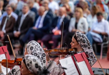 Zbliżenie na skrzypaczki w kostiumach wilanowskich