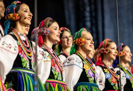 Zbliżenie na Artystki chóru w kostiumach łowickich