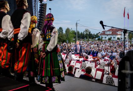 Widok przez Artystów Chóru na orkiestrę i Dyrygenta, w tle widoczna  Publiczność