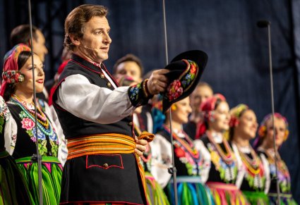 Zbliżenie na Solistę w kostiumie łowickim w trakcie wykonywania utworu "Furman"