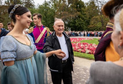Zbliżenie na choreografa Michała Jurczyka, który był w parze z Artystą "Mazowsza" podczas wykonywania wspólnie Poloneza
