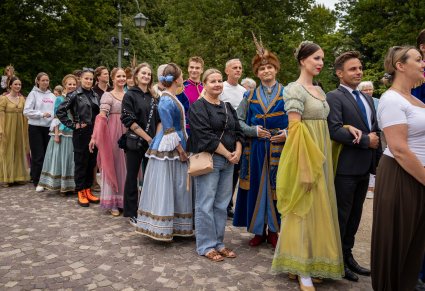 Widok na Pary Artystów "Mazowsza" i Publiczność przed rozpoczęciem tańczenia Poloneza przed Pałacem Myślewickim w Łazienkach Królewskich