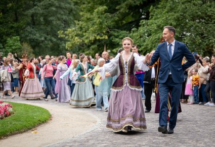 Artyści "Mazowsza" wraz z Publicznoscią podczas wspólnego wykonywania Poloneza w Łazienkach Królewskich przed Pałacem Myślewickim