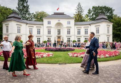 Wspólny taniec Poloneza przez Artystów "Mazowsza" i Publiczności przed Pałacem Myślewickim w Łazienkach Królewskich