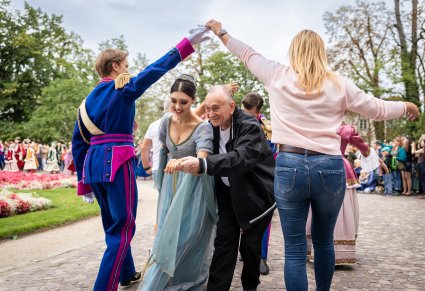 Zbliżenie na Pana Michała Jarczyka - choreografa Poloneza w filmie "Pan Tadeusz". Na fotografii widzimy taniec Poloneza wraz z Publicznością
