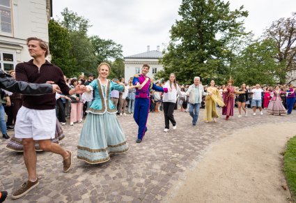 Artyści "Mazowsza" podczas wspólnego wykonywania Poloneza wraz z Publicznością przed Pałacem Myślewickim w Łazienkach Królewskich