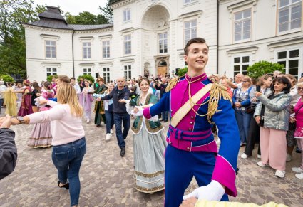 Wspólne tańczenie Poloneza przed Pałacem Myślewickim przez Artystów "Mazowsza" i Publiczności