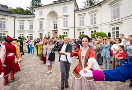 Wspólne tańczenie Poloneza przed Pałacem Myślewickim przez Artystów "Mazowsza" i Publiczności
