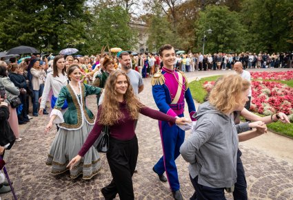 Zbliżenie na Pary Artystów "Mazowsza" i Publiczności podczas wspólnego Poloneza przed Pałacem Myślewickim w Łazienkach Królewskich